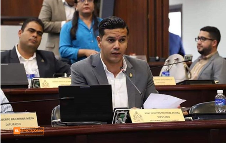 Rony Martínez : » No tiene nada de malo que los enrolladores sean quienes entreguen la nueva identidad ya que ellos toman los datos»
