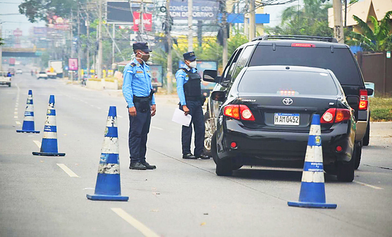 Policía Nacional: 2,443 personas detenidas por violar el toque de queda Policía Nacional: 2,443 personas detenidas por violar el toque de queda