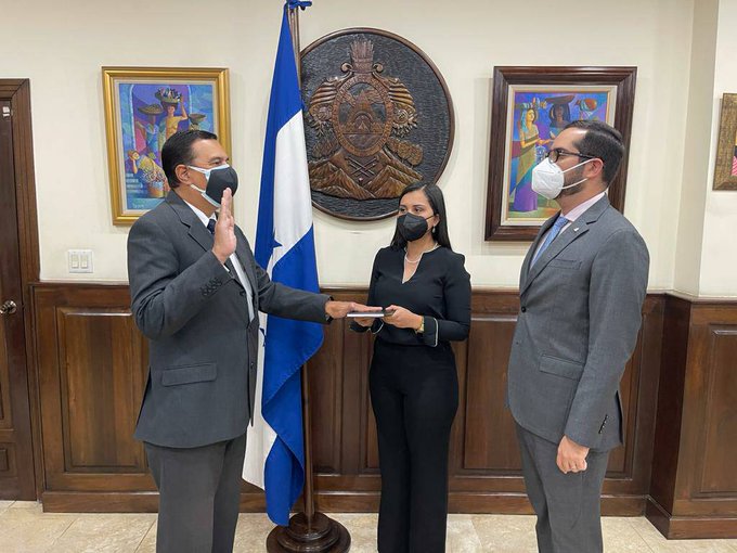 Efraín Suárez es juramentado como nuevo director del BCH Efraín Suárez es juramentado como nuevo director del BCH