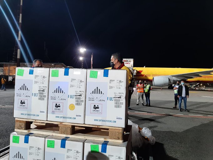 Costa Rica recibió esta noche más de 79 mil dosis de la vacuna Pfizer contra COVID-19