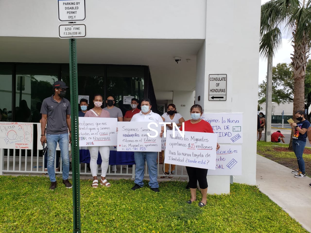 Hondureños en Miami se declaran en huelga de hambre exigiendo nueva tarjeta de identidad Hondureños en Miami se declaran en huelga de hambre exigiendo nueva tarjeta de identidad