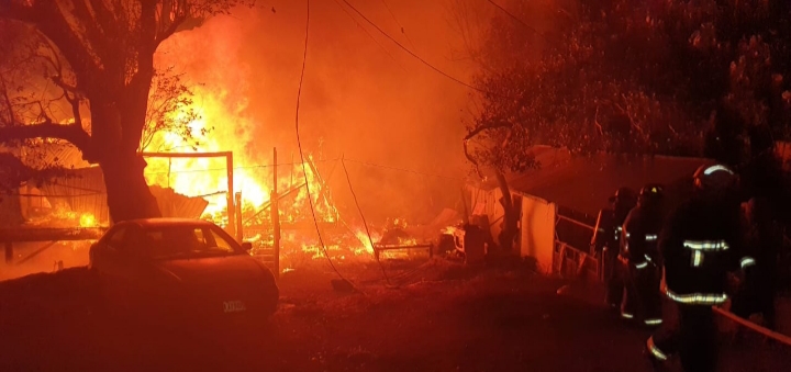 Incendio afecta 3 viviendas en Roatán, Islas de La Bahía Incendio afecta 3 viviendas en Roatán, Islas de La Bahía