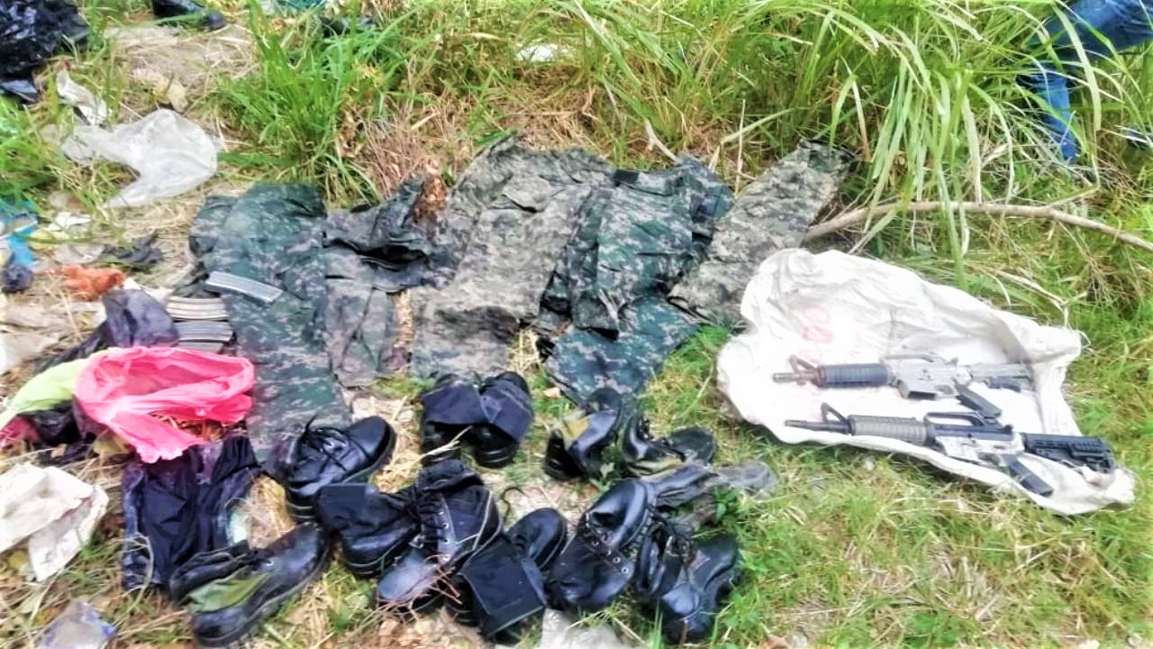 Autoridades encuentran armas e indumentaria militar enterradas en la colonia San José de la Vega