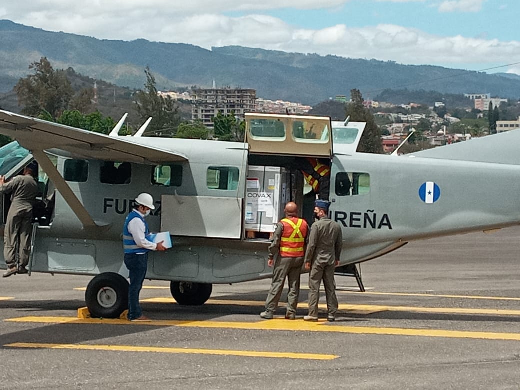 Llegan las primeras 48.000 vacunas: Covax donará 3.8 millones de dosis para iniciar la vacunación masiva de todos los hondureños Llegan las primeras 48.000 vacunas: Covax donará 3.8 millones de dosis para iniciar la vacunación masiva de todos los hondureños