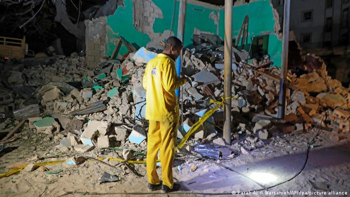 25 muertos deja atentado terrorista en un restaurante de Mogadiscio, Somalia
