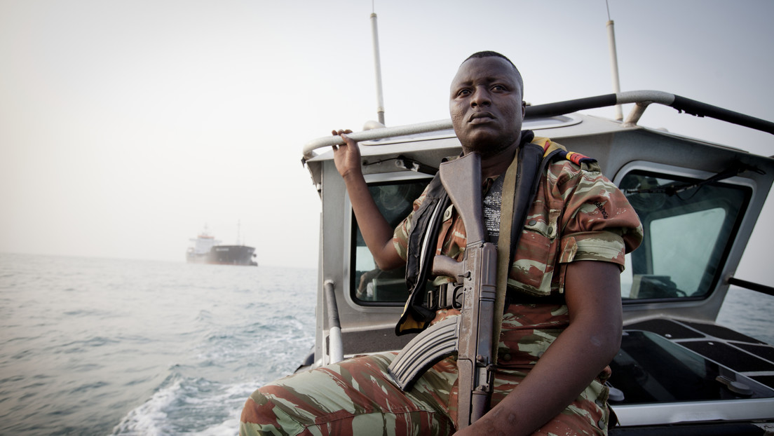 Piratas secuestran a 15 tripulantes de un buque frente a las costas de Benín Piratas secuestran a 15 tripulantes de un buque frente a las costas de Benín