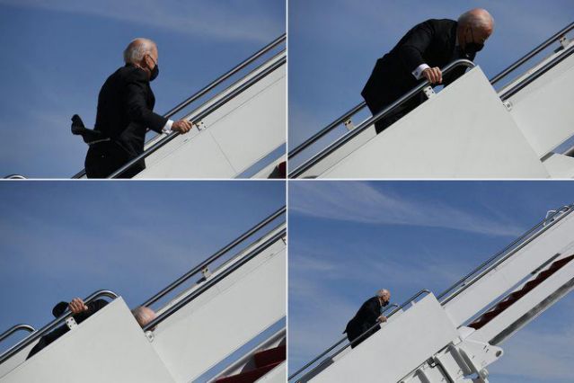 Joe Biden tropieza tres veces al subir las escaleras del avión presidencial y se vuelve viral Joe Biden tropieza tres veces al subir las escaleras del avión presidencial y se vuelve viral
