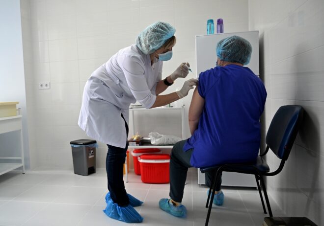 AstraZeneca dice que su vacuna es 79% efectiva y no conlleva riesgo de coágulos tras ensayos en EEUU