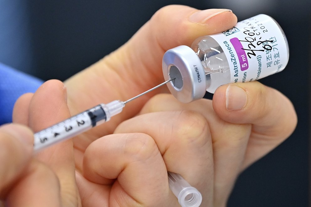 Dinamarca suspende uso de vacuna contra la Covid-19 de AstraZeneca