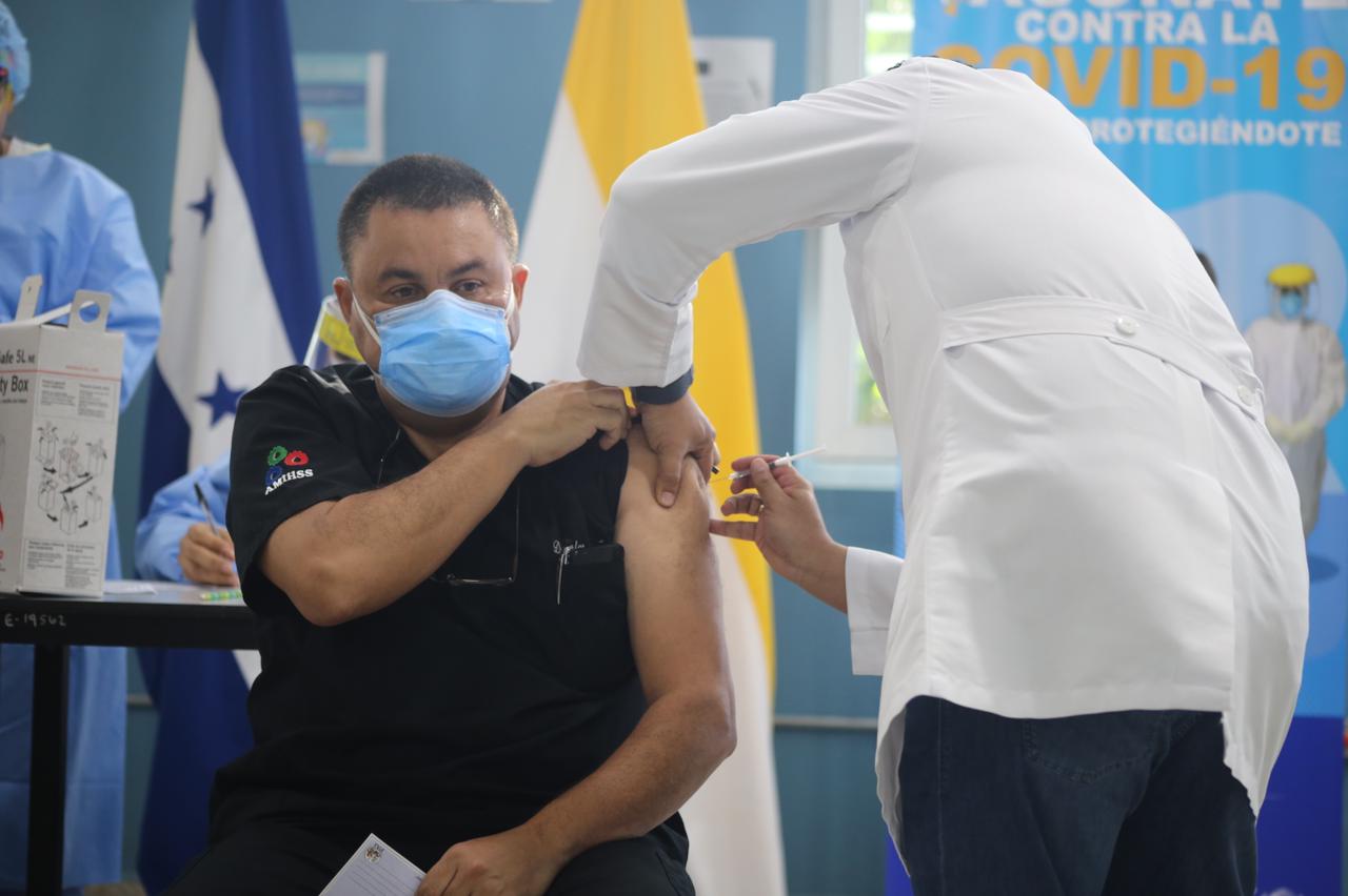 Profesional de la Salud: Estamos contentos por los 2,500 compañeros que ya fueron inmunizados contra la Covid-19