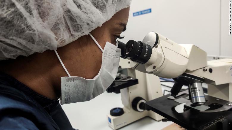 Mientras el mundo compite por las vacunas contra la Covid-19, Cuba fabrica las suyas Mientras el mundo compite por las vacunas contra la Covid-19, Cuba fabrica las suyas