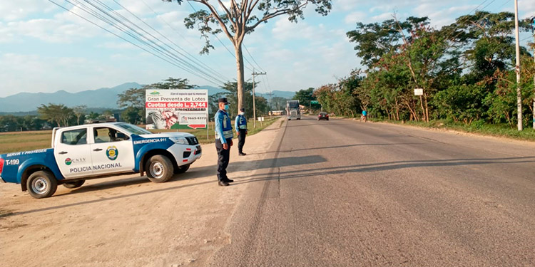 Director DNVT: Más de 25 mil funcionarios policiales se han desplazado a 300 puntos de control y prevención a nivel nacional Director DNVT: Más de 25 mil funcionarios policiales se han desplazado a 300 puntos de control y prevención a nivel nacional
