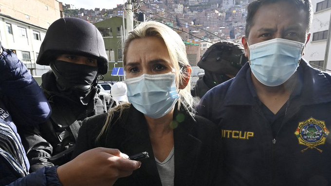 Trasladan a expresidenta interina de Bolivia, Jeanine Áñez, a La Paz para legalizar su detención. Trasladan a expresidenta interina de Bolivia, Jeanine Áñez, a La Paz para legalizar su detención.