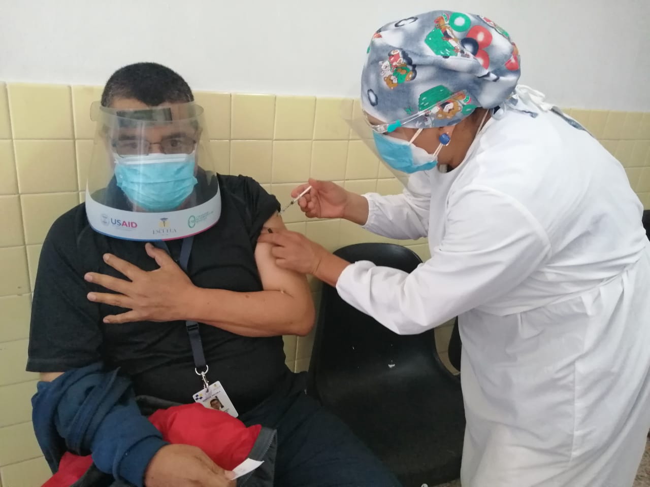 Unos 3,200 empleados del HE han sido vacunados contra el COVID-19  