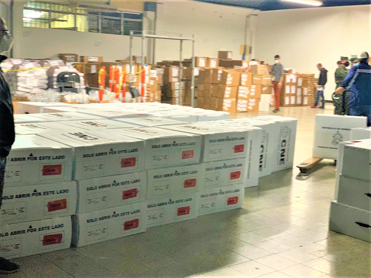 Más de 100 rastras comienzan la distribución del material electoral