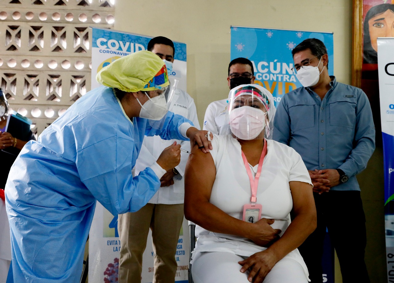 Personal del Centro de Salud Alonso Suazo trabajará con alivio y confianza tras recibir la vacuna anticovid