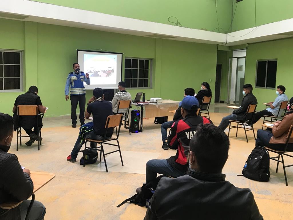 Unidad móvil de Vialidad y Transporte capacita a nuevos conductores en el interior del país