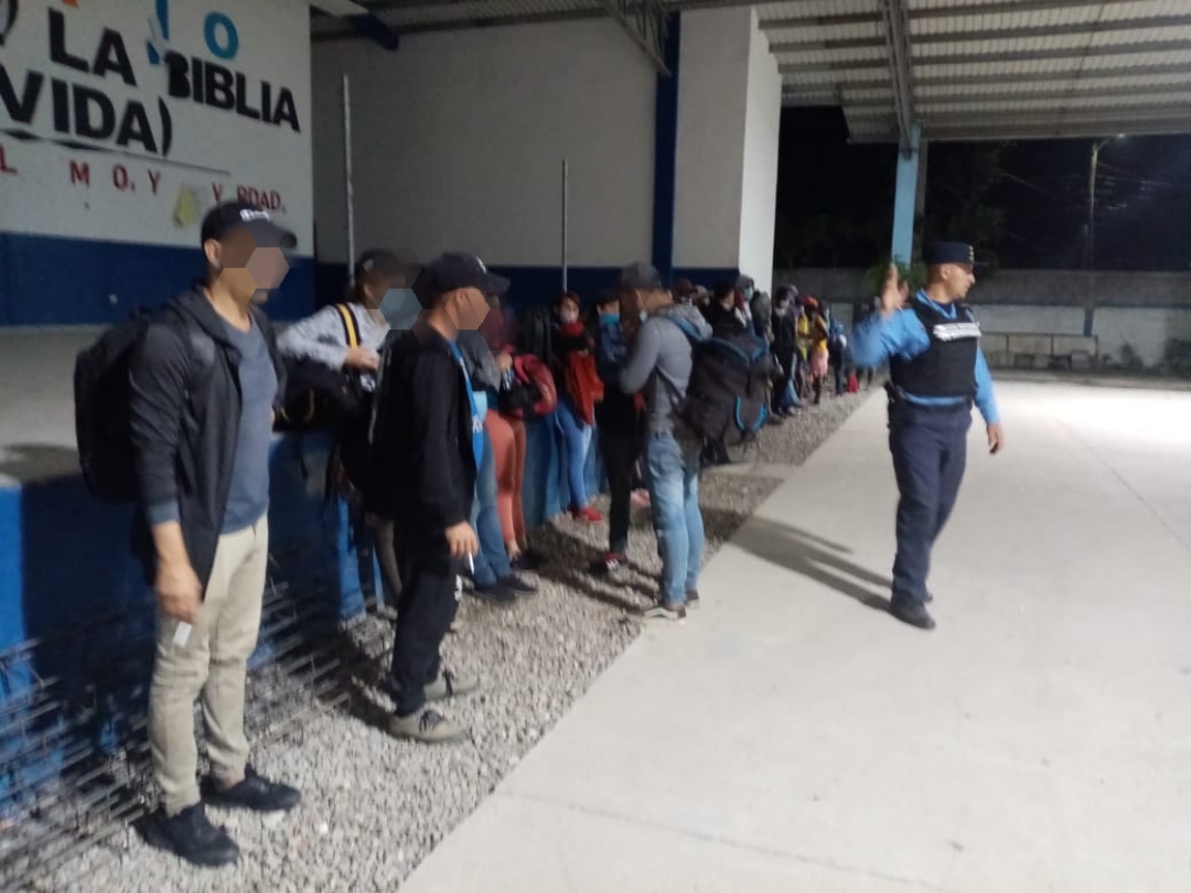 Detienen a dos supuestos traficantes de personas en Copán cuando trasladaban de manera irregular a 35 extranjeros Detienen a dos supuestos traficantes de personas en Copán cuando trasladaban de manera irregular a 35 extranjeros