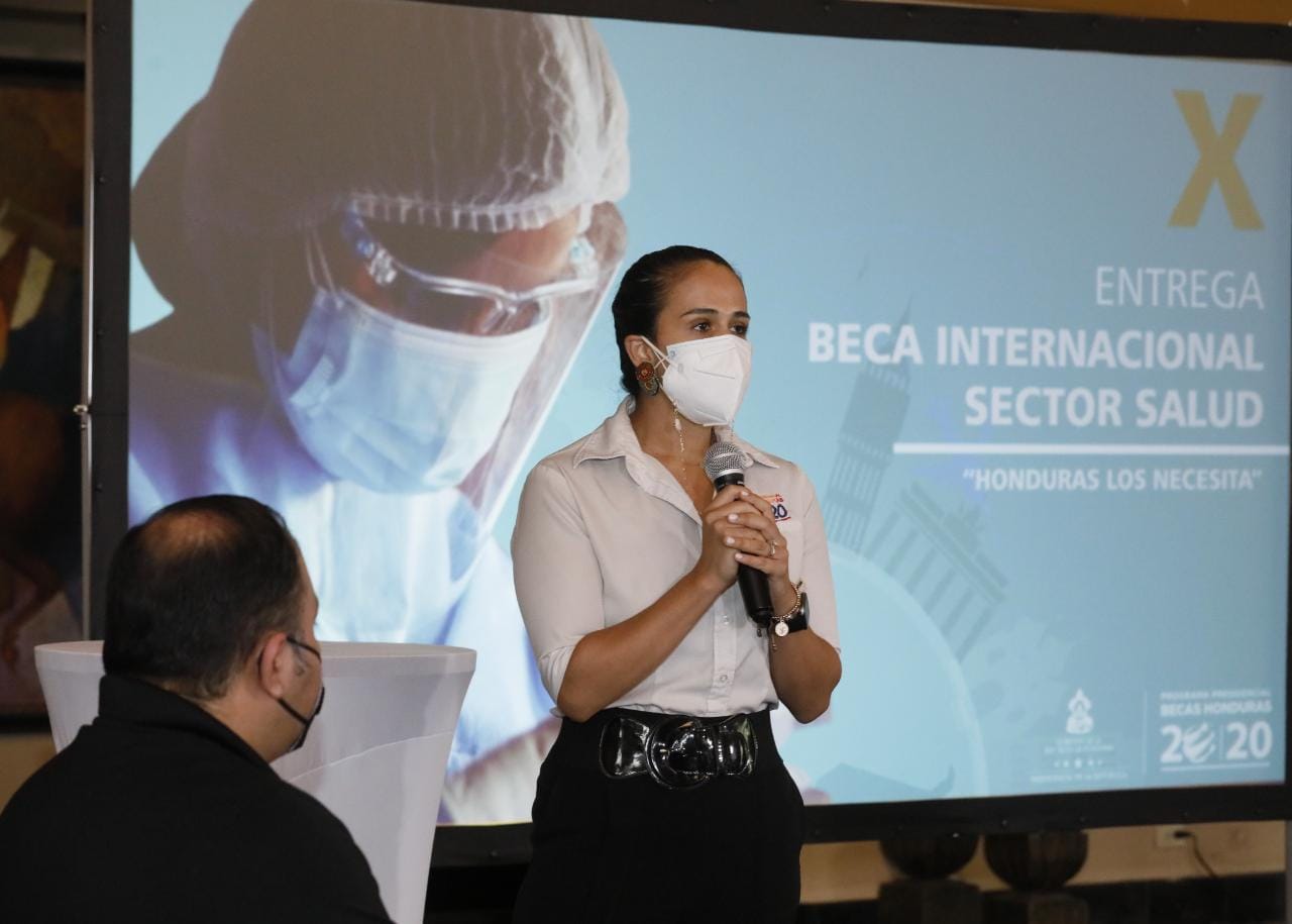 65 nuevos profesionales de Salud reciben Becas 20/20 para realizar sus estudios en el extranjero