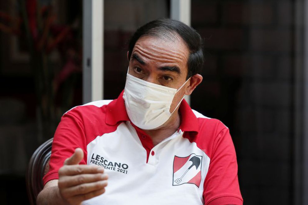 Candidato a presidente que encabeza los sondeos en Perú insiste en tratar la Covid-19 con aguardiente y sal