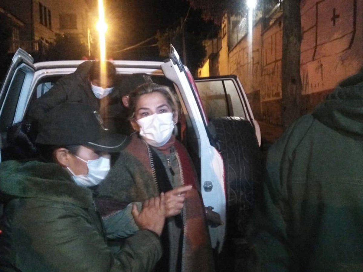 Jeanine Áñez es trasladada a otra cárcel: “Me sacaron diciendo que iba a la clínica del sur” Jeanine Áñez es trasladada a otra cárcel: “Me sacaron diciendo que iba a la clínica del sur”