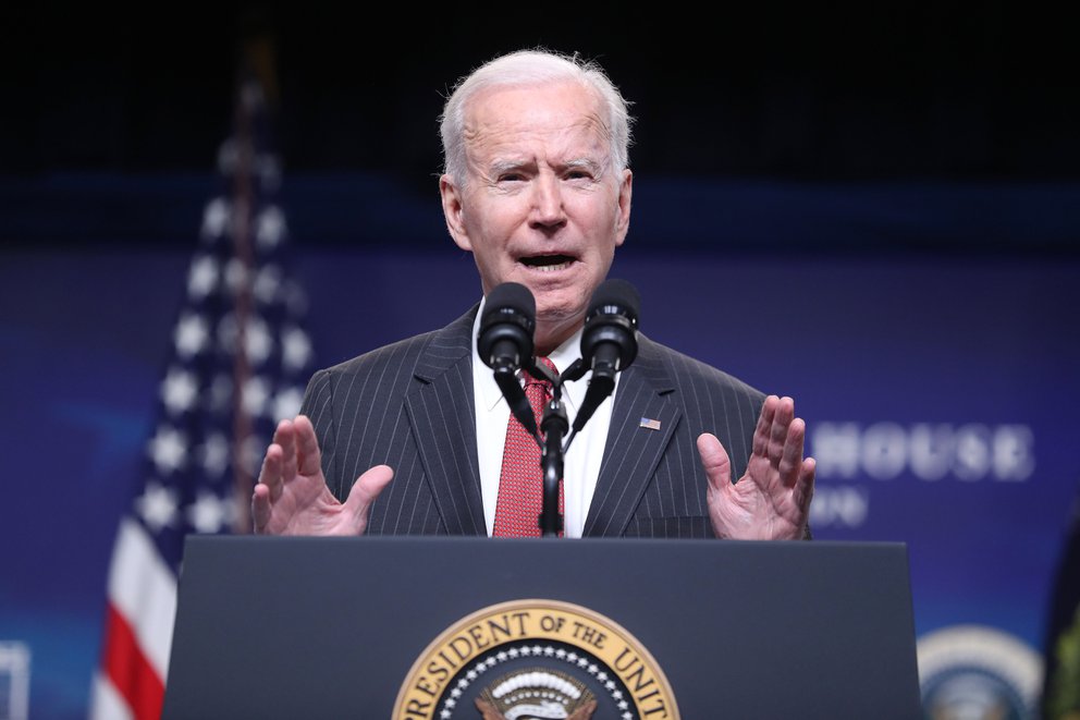 Biden defiende su mandato para vacunar a empleados ante amenazas de demandas