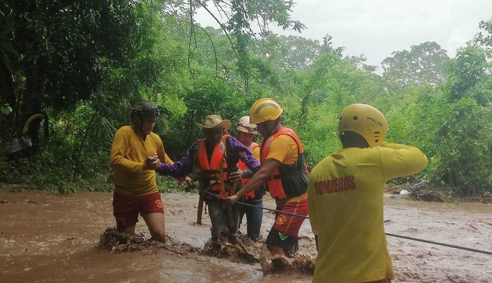 Reconocen labor de los bomberos durante las tormentas Iota y Eta Reconocen labor de los bomberos durante las tormentas Iota y Eta