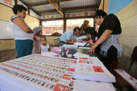 Sociólogo Julio Navarro:   «Denuncias de fraude en LIBRE debilitan su democracia interna»