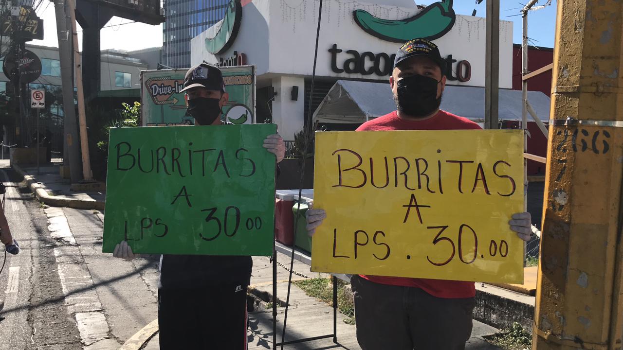 Tras quedarse sin empleo, jóvenes emprenden su propio negocio de burritas en la capital Tras quedarse sin empleo, jóvenes emprenden su propio negocio de burritas en la capital