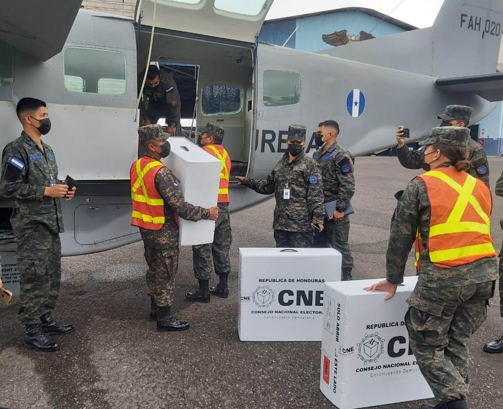 A dos días de las elecciones: RNP y CNE continuan con el traslado de material electoral y el nuevo DNI