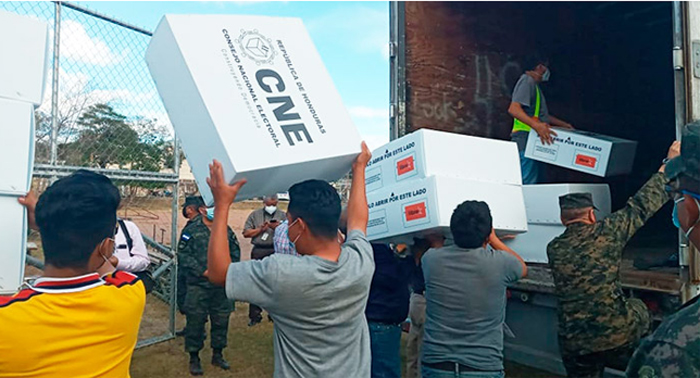 FFAA trasladan primeras 5,526 maletas electorales FFAA trasladan primeras 5,526 maletas electorales