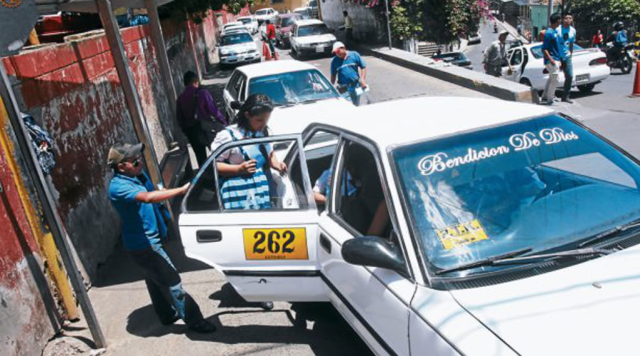 Taxistas insisten en ser vacunados contra la Covid-19