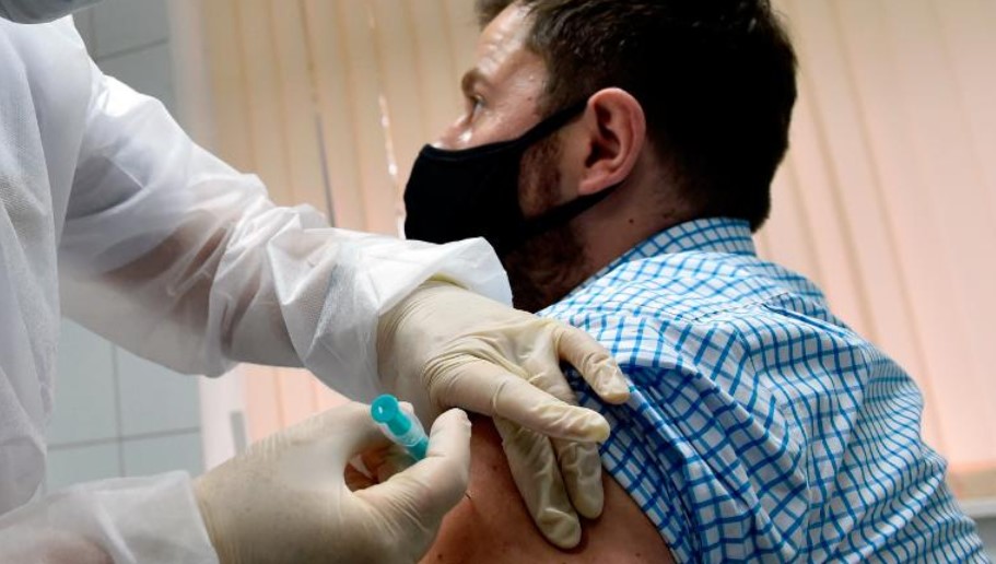 Empresa privada vacunará gratis a trabajadores; en cambio, ellos recibirían reducción de impuestos