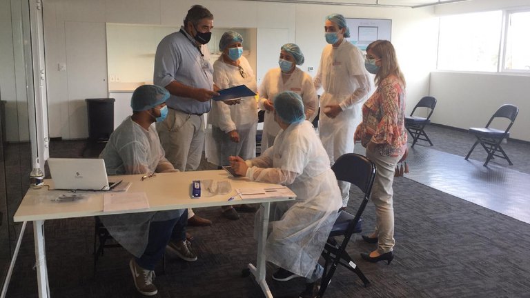 Comienza la campaña de vacunación en Uruguay: la prioridad está en la educación y las fuerzas de seguridad