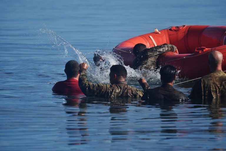 Militares estadounidenses  realizan entrenamiento de rescate sobre agua en Colón