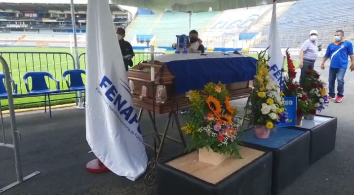 ¡Como los grandes! Chelato Uclés es velado en El Estadio Nacional
