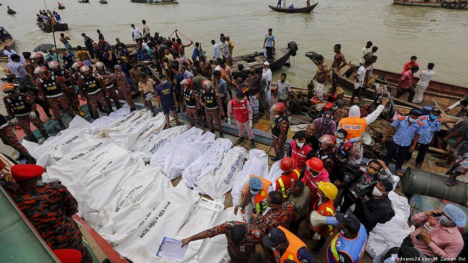 Al menos 26 muertos por el naufragio de un ferry en Bangladesh Al menos 26 muertos por el naufragio de un ferry en Bangladesh
