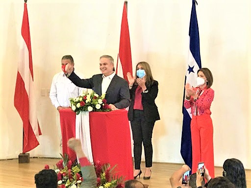 Yani Rosenthal toma posesión del CCEPL