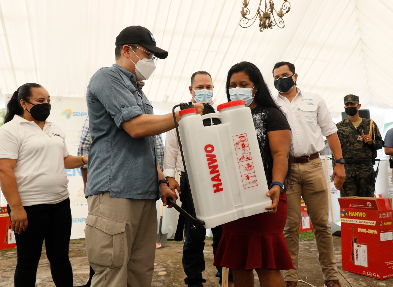 Reactivación Agrícola:  Campesinas de Choluteca reciben herramientas para trabajar sus tierras