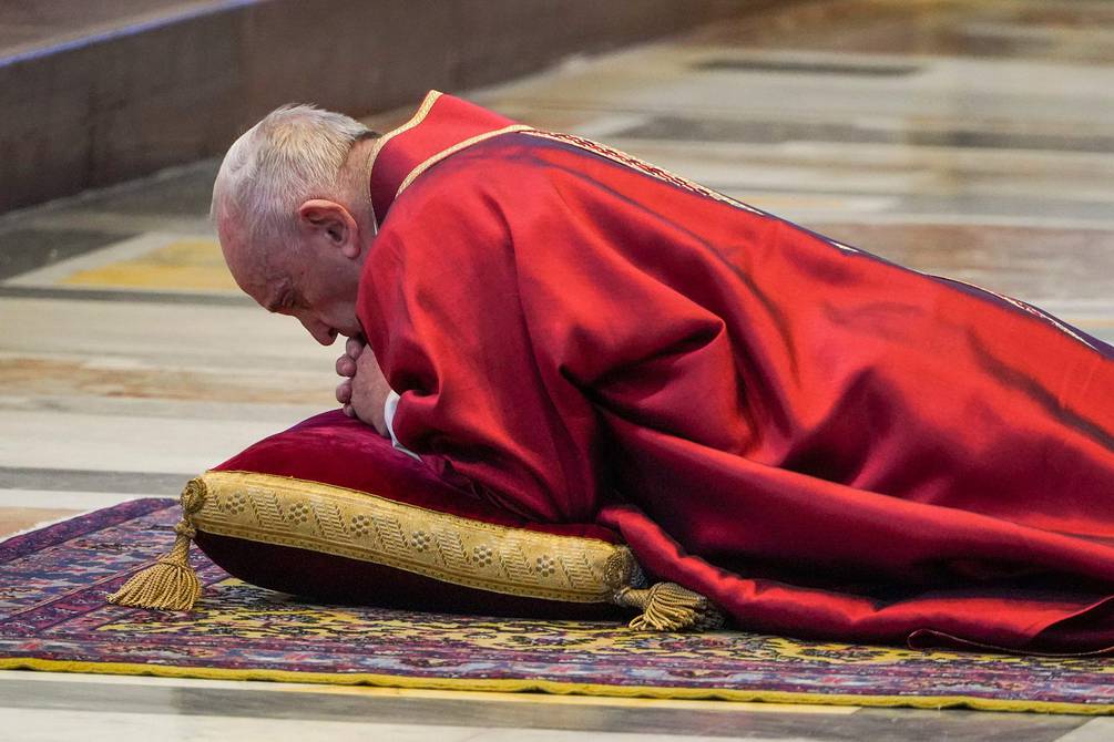 El papa Francisco preside la ceremonia de la Pasión de Cristo