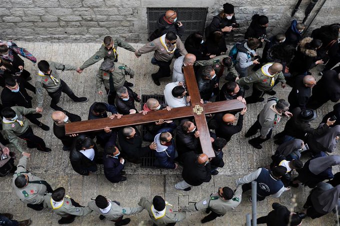 Un viacrucis concurrido conmueve a una Jerusalén apagada por la pandemia