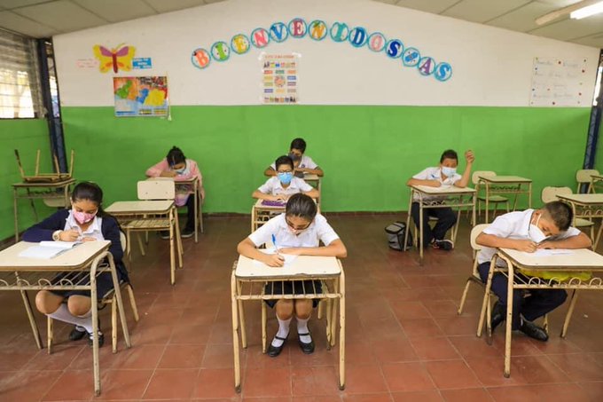 Estudiantes regresan a clases presenciales en El Salvador