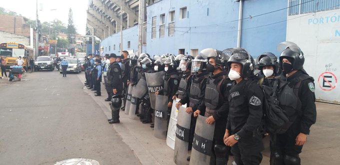 Listos los anillos de seguridad para mantener en control durante el encuentro deportivo entre El Olimpia y El América de México