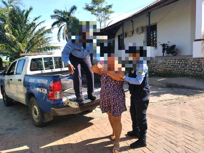 Mujer es capturada tras dar muerte a su marido en el barrio Río Negro de Trujillo. Mujer es capturada tras dar muerte a su marido en el barrio Río Negro de Trujillo.