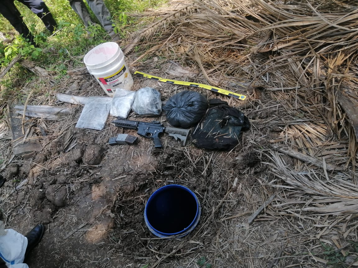 Arma de fuego, munición y droga, decomisan agentes de la Policía Nacional tras el hallazgo de una “caleta” en Tela