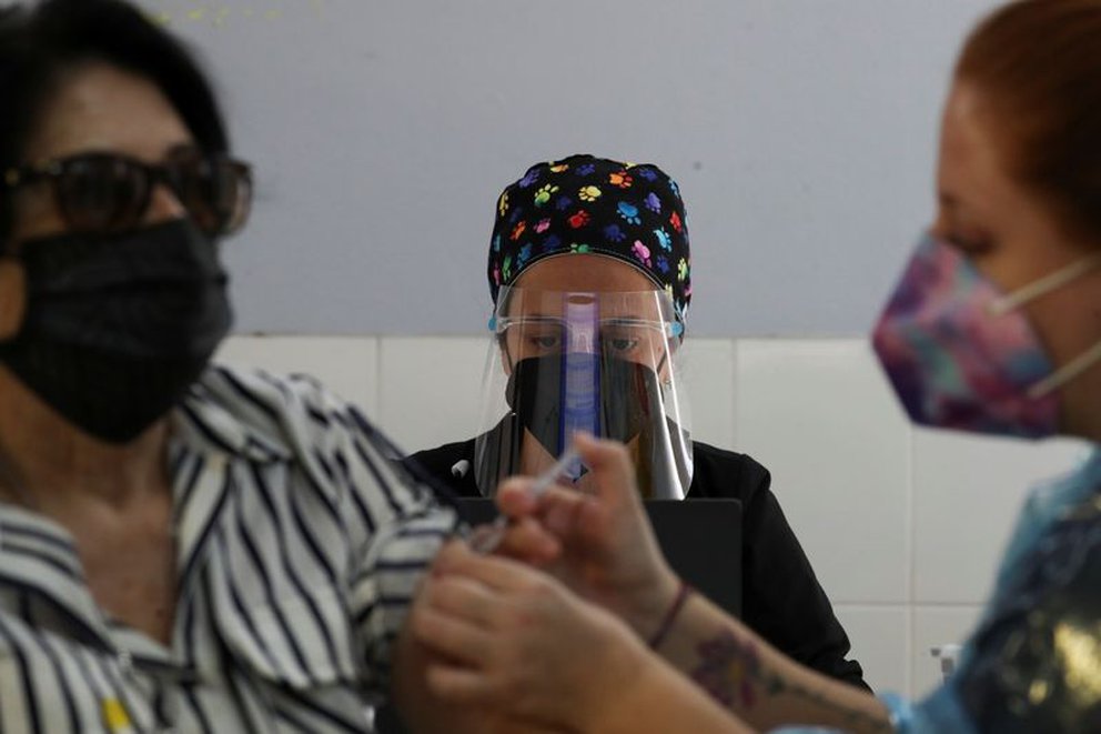 Chile se convierte en el segundo pais del mundo con mayor porcentaje de su población vacunada completamente