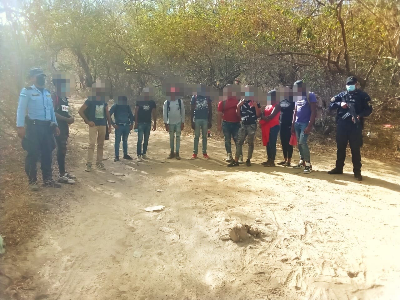 Detienen a 11 ciudadanos de nacionalidad cubana y haitiana por ingresar de forma irregular al país