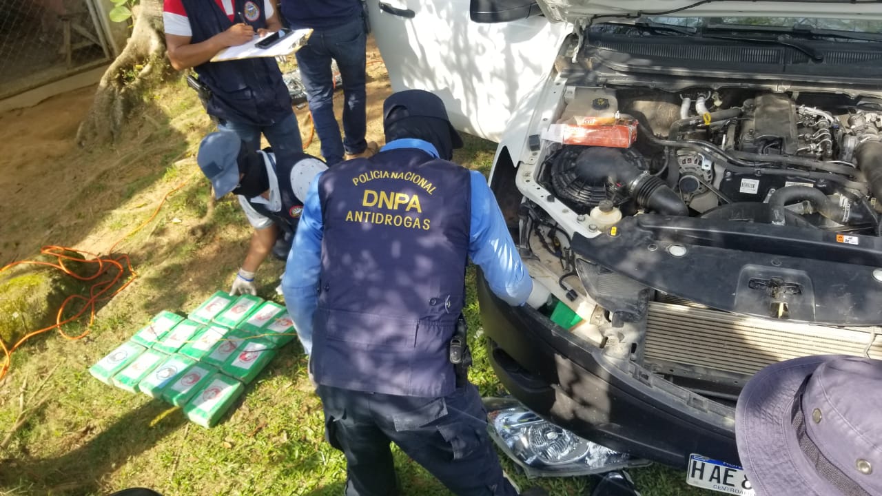 Dentro de un vehículo en Atlántida encuentran 60 paquetes de presunto clorhidrato de cocaína Dentro de un vehículo en Atlántida encuentran 60 paquetes de presunto clorhidrato de cocaína