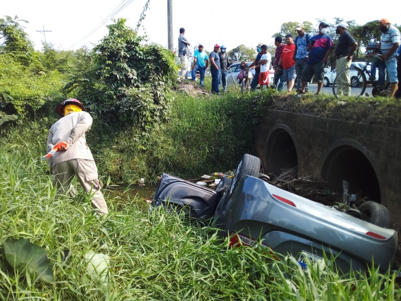 Muere un hombre tras perder el control de su vehículo y caer a un crique en La Ceiba