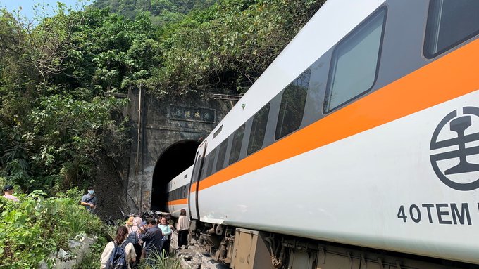 Descarrilamiento de un tren en Taiwán deja al menos 48 muertos y decenas